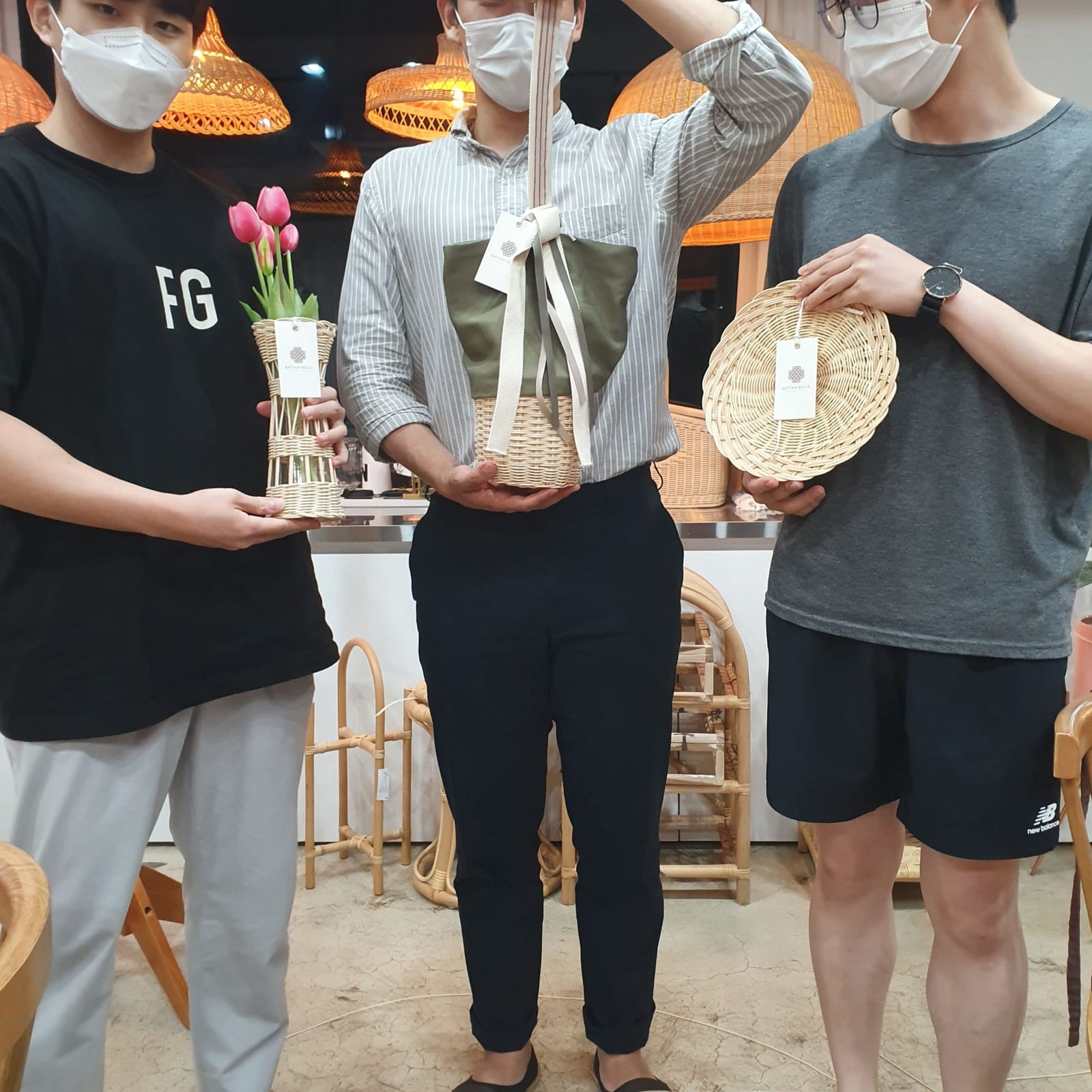 완성한 라탄 화병과 가방, 접시를 들어 보이는 수강생들