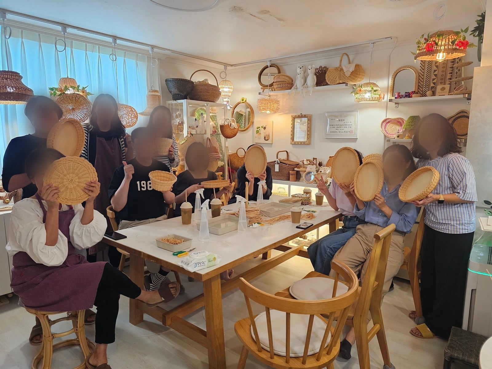 완성한 채반과 바구니를 들어 보이는 수업 단체 사진