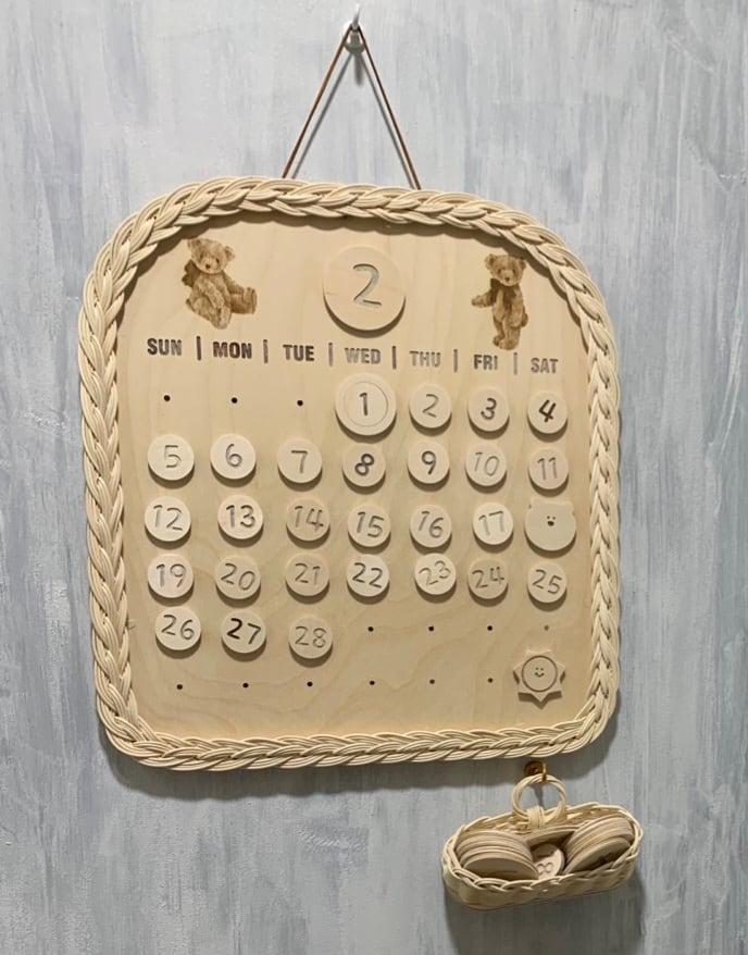 곰돌이 그림을 넣은 라탄 테두리 만년달력